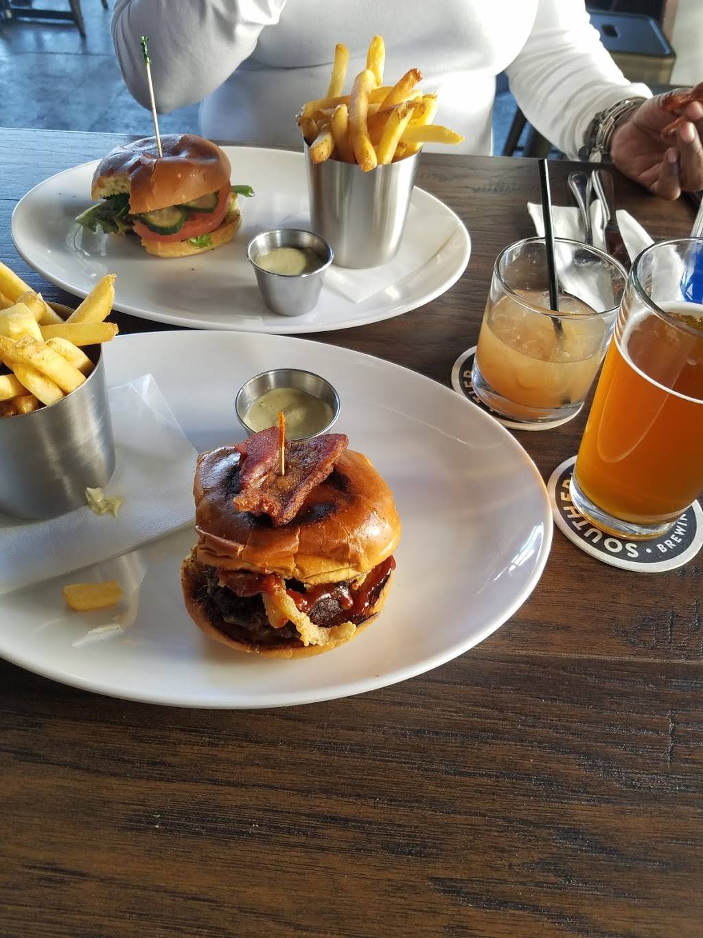 Bronx Tavern | restaurant | 3503, 780 E 133rd St, Bronx, NY 10454, USA | 7182922108 OR +1 718-292-2108