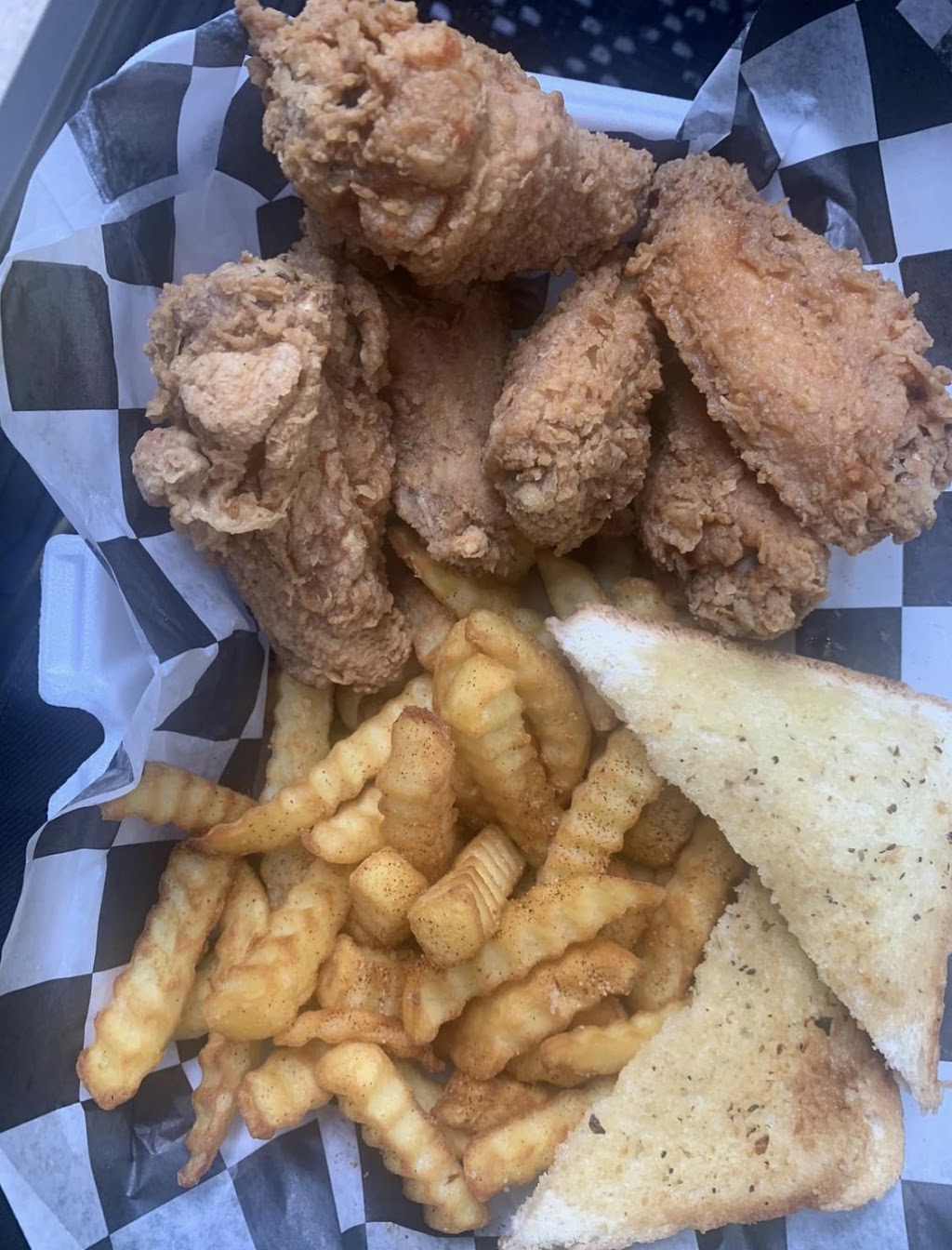 Magillas Grill and Lounge | restaurant | 1928 E Judge Perez Dr, Chalmette, LA 70043, USA | 5042528509 OR +1 504-252-8509