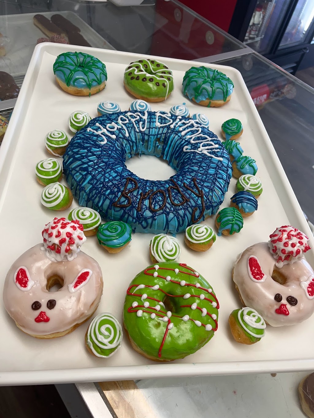 Arnolds Donuts and Coffee | bakery | 5883 Palmer Park Blvd Site B, Colorado Springs, CO 80915, USA | 7192478578 OR +1 719-247-8578