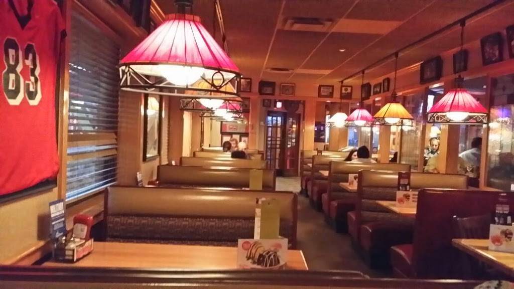 Applebees Grill + Bar | restaurant | 127 E Broad St, Falls Church, VA 22046, USA | 7035325380 OR +1 703-532-5380