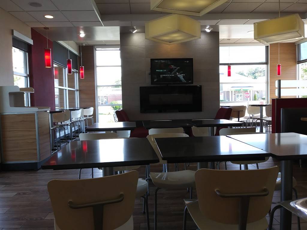 Wendys | restaurant | 1340 Springfield St, Feeding Hills, MA 01030, USA | 4132766488 OR +1 413-276-6488
