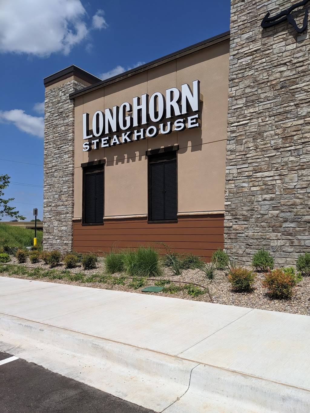 LongHorn Steakhouse | meal takeaway | 12400 NW 10th St, Yukon, OK 73099, USA | 4053242458 OR +1 405-324-2458