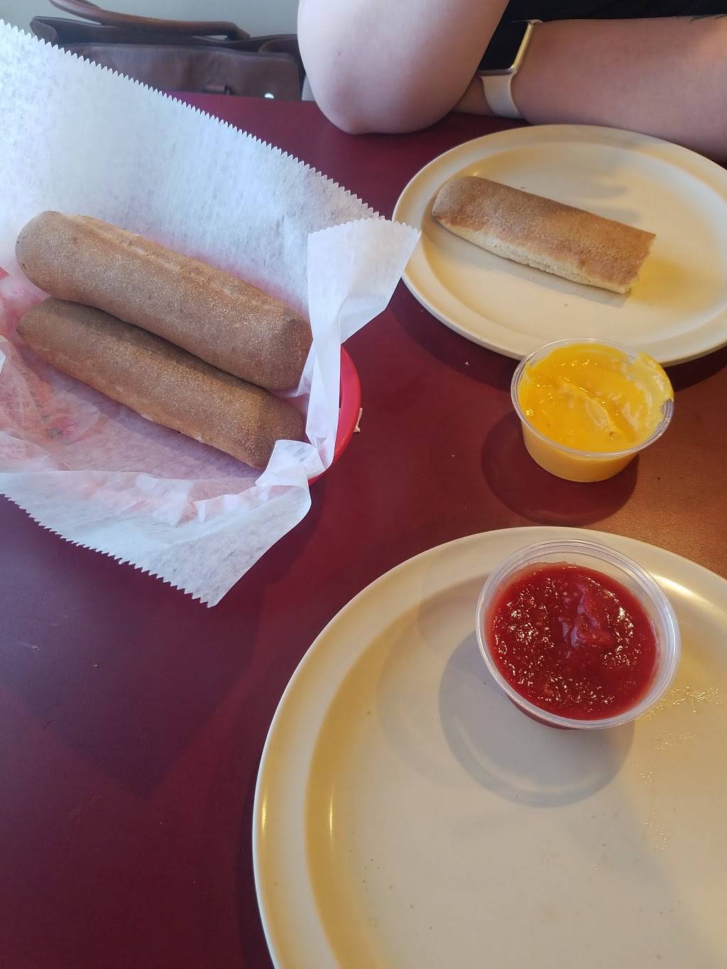 Twiggy’s One Headlight Pub | restaurant | 8567 Wabash Ave, Terre Haute, IN 47803, USA | 8128776776 OR +1 812-877-6776