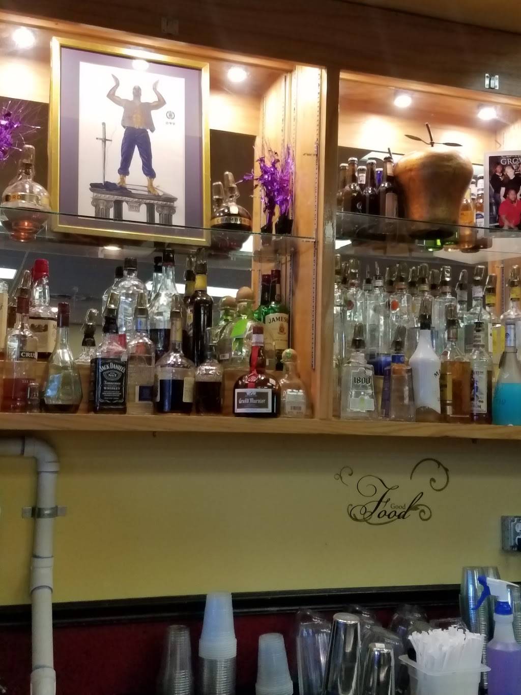 Traditionz Wings & Grill | restaurant | 3330-5 S Crater Rd, Petersburg, VA 23805, USA | 8048631911 OR +1 804-863-1911