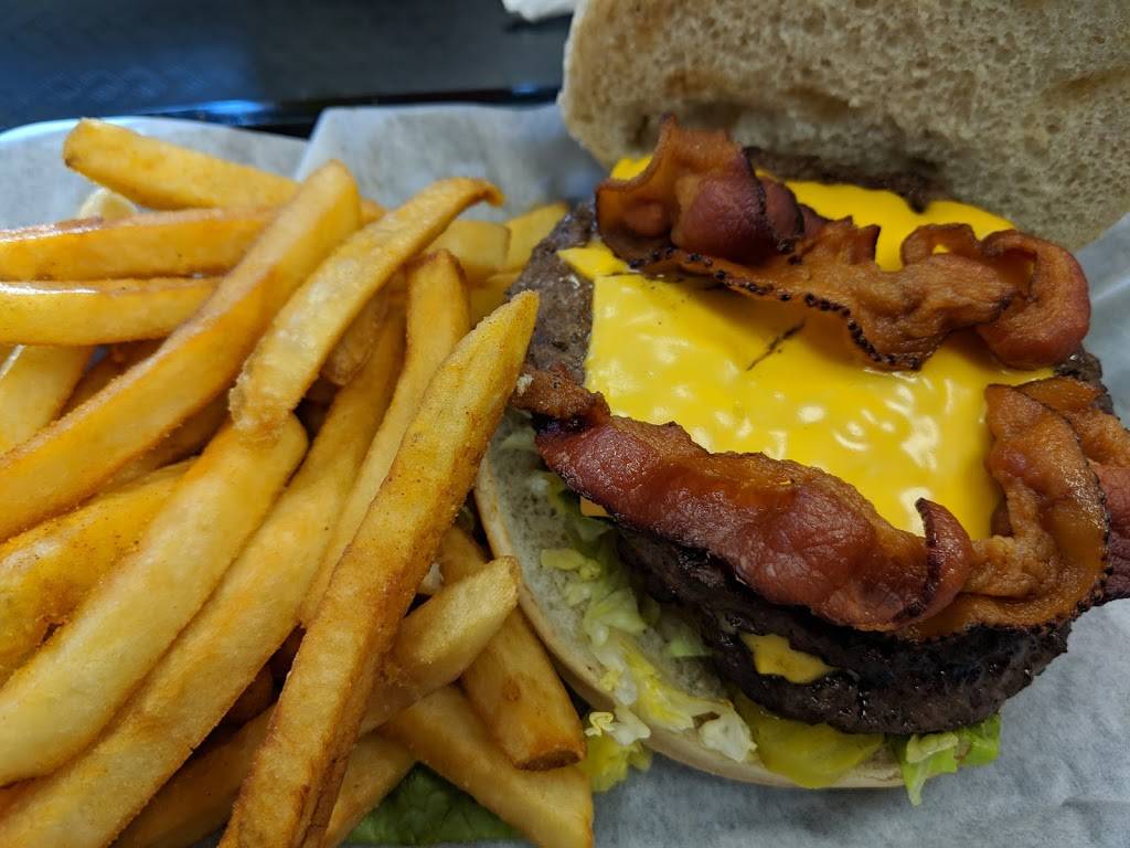 Luckys Burgers & Shakes | restaurant | 13849 N 19th Ave, Phoenix, AZ 85023, USA | 6023145214 OR +1 602-314-5214