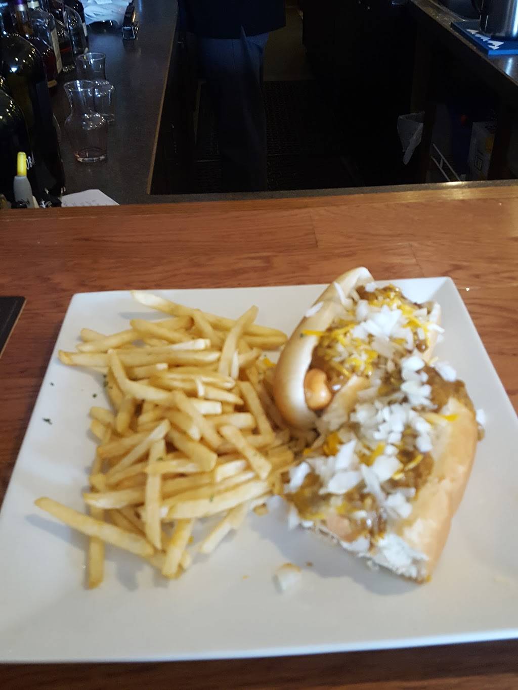 Sandys Riverside Grill | restaurant | 7021 Wyandotte St E, Windsor, ON N8S 1R1, Canada | 5199442659 OR +1 519-944-2659