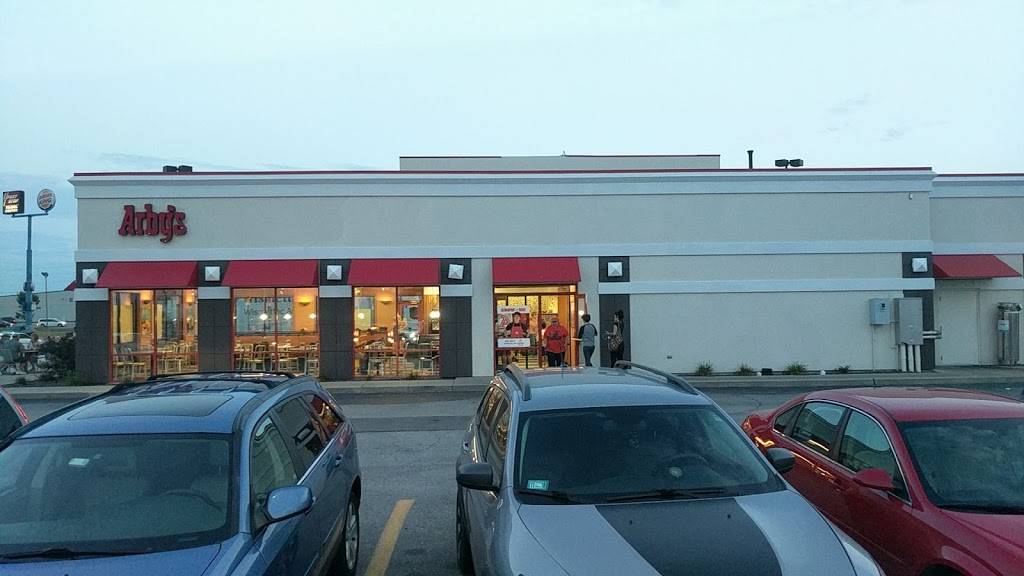 Arbys | restaurant | 3 Corvette Dr, Litchfield, IL 62056, USA | 2173246770 OR +1 217-324-6770