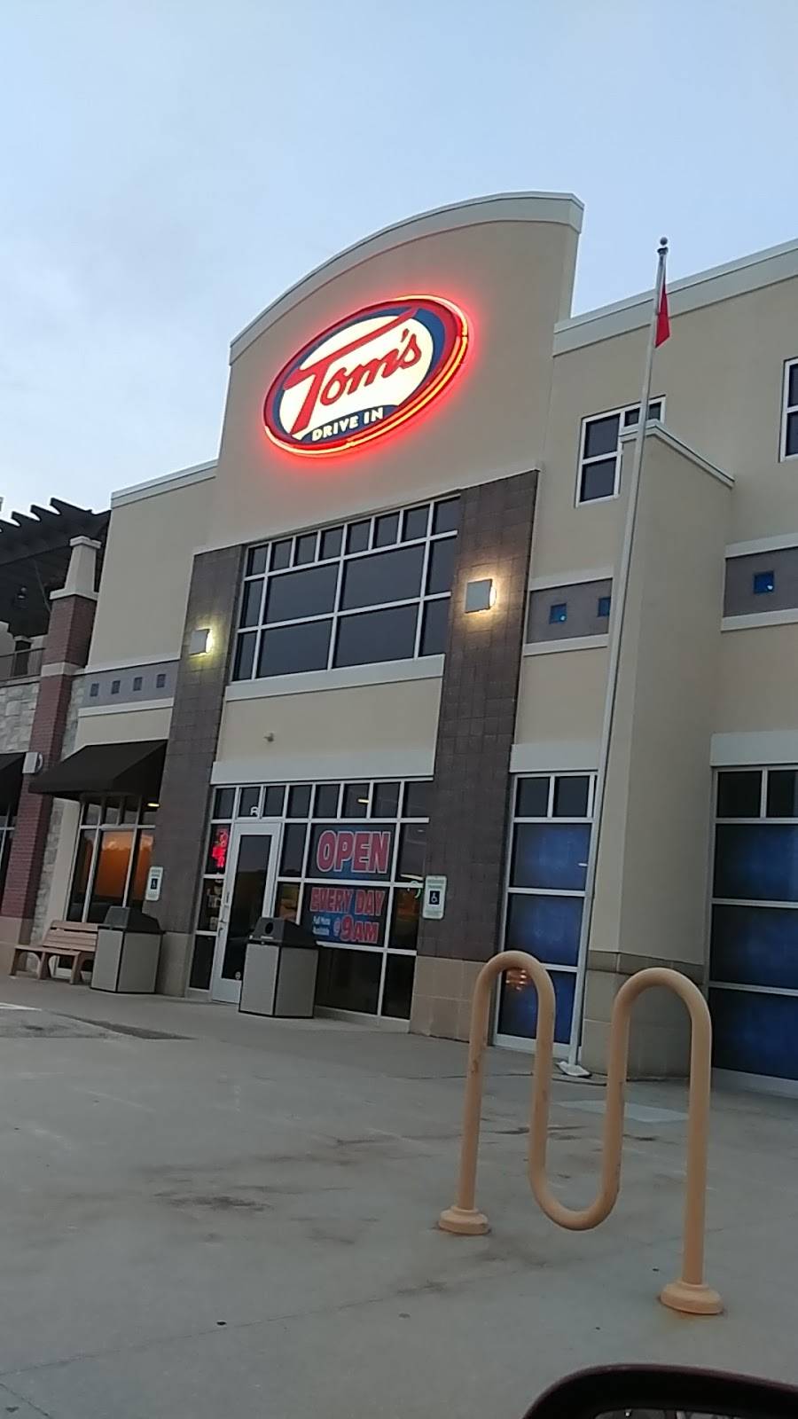 Toms Drive-In | restaurant | 1395 W American Dr, Neenah, WI 54956, USA | 9208860041 OR +1 920-886-0041