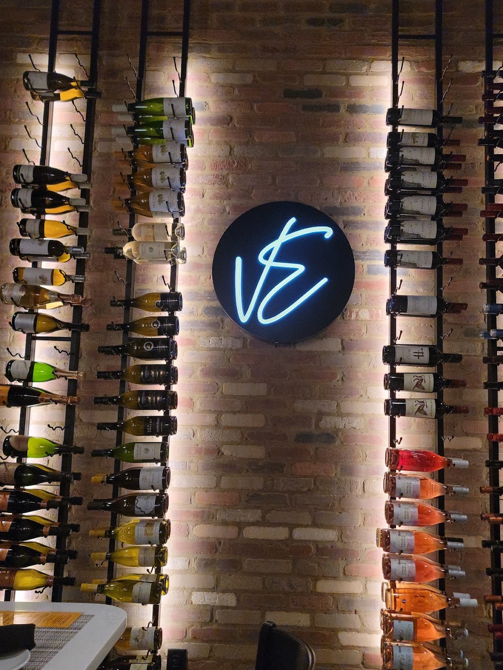 Van Edoms Wine Bar | restaurant | 12344 S Northshore Dr, Knoxville, TN 37922, USA | 9313199017 OR +1 931-319-9017