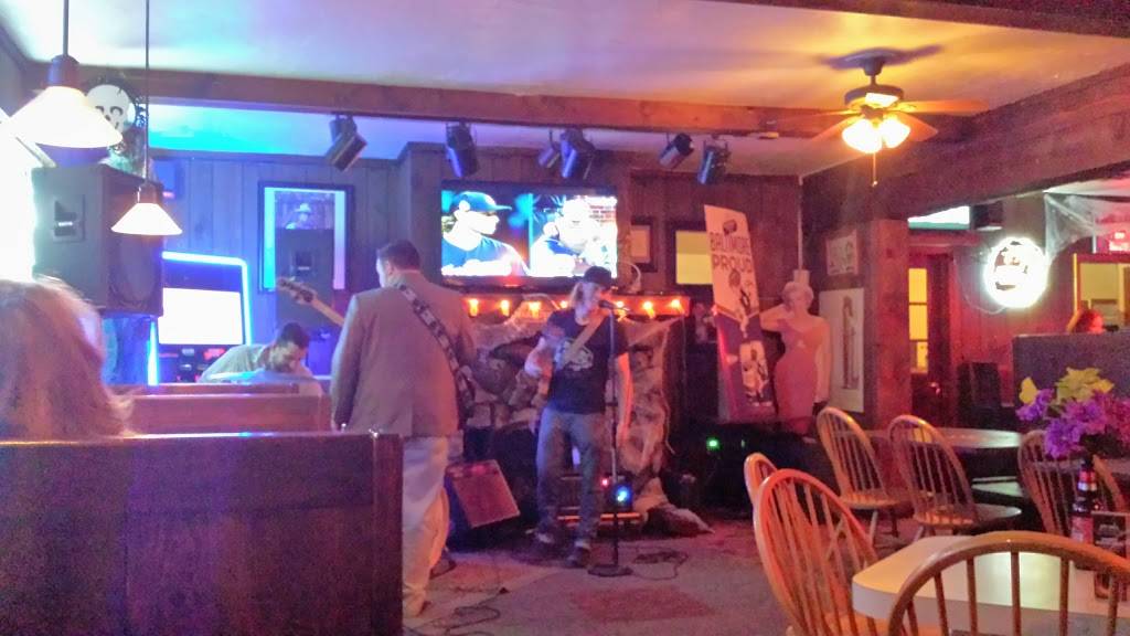 Bottoms Up Bar and Grill | restaurant | 304 Poplar St, Hanover, PA 17331, USA | 7177973096 OR +1 717-797-3096