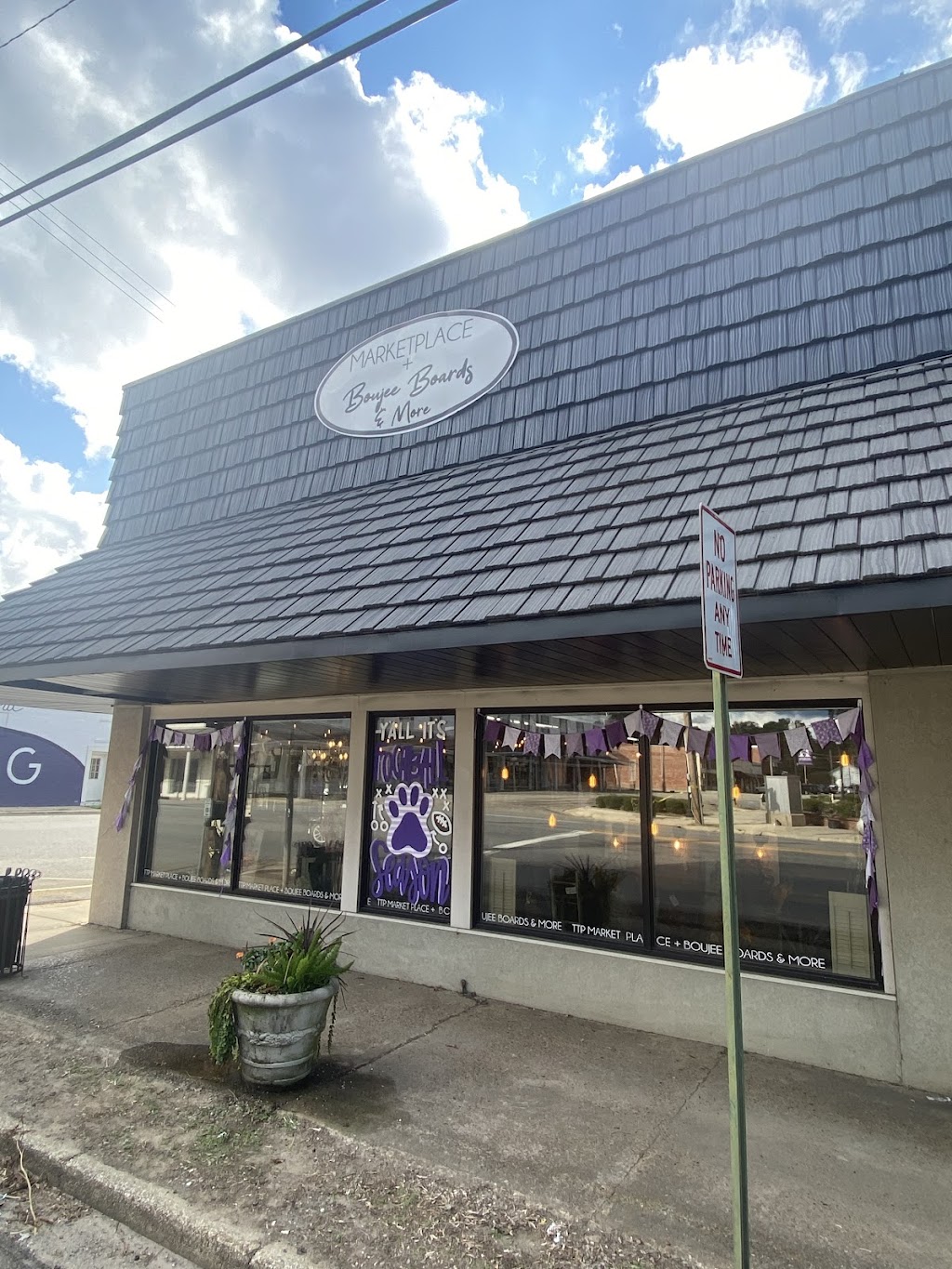 The Twisted Pelican Marketplace + Boujee Boards & More | restaurant | 101 N Main St, Hamburg, AR 71646, USA | 8704157705 OR +1 870-415-7705