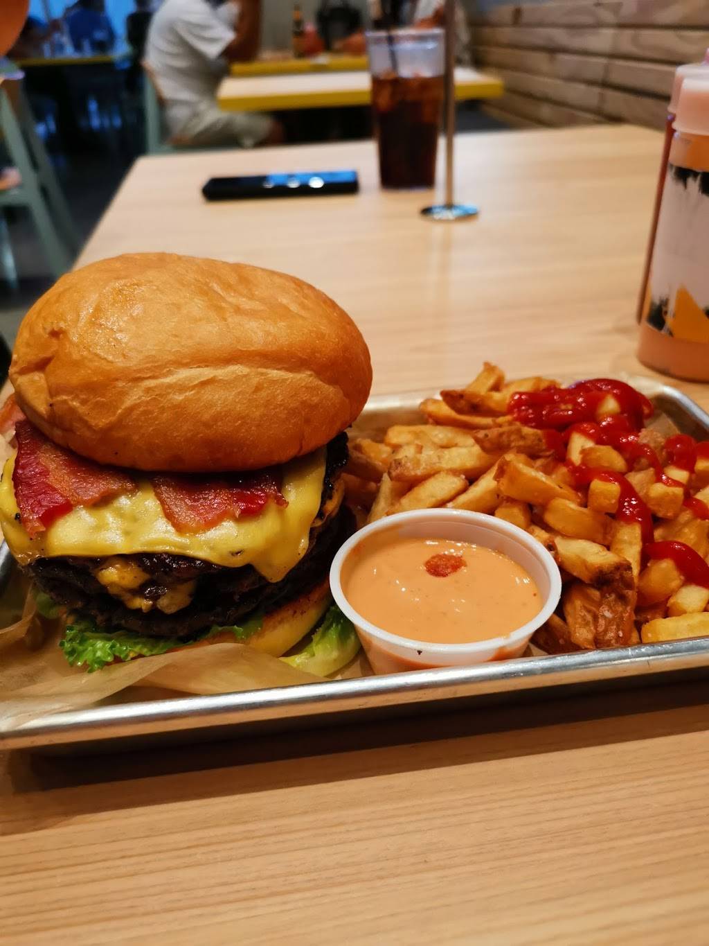 Independent Burger & Bar East | restaurant | 2260 N Zaragoza Rd #27, El Paso, TX 79938, USA | 9152342887 OR +1 915-234-2887