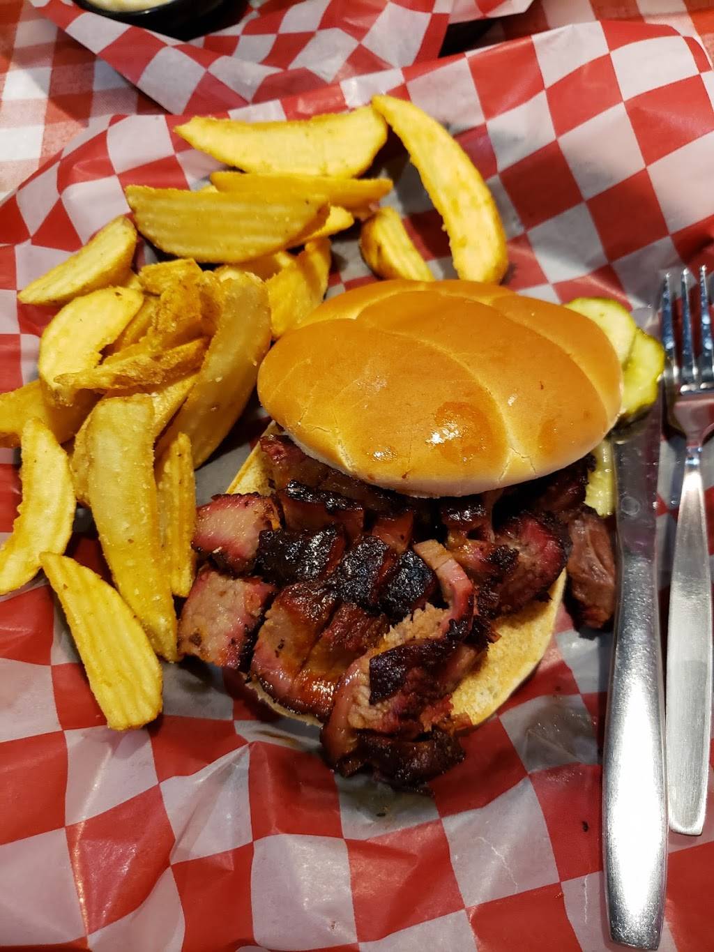 Famous Daves Bar-B-Que | meal takeaway | 2911 Mall Dr, Eau Claire, WI 54701, USA | 7158352227 OR +1 715-835-2227