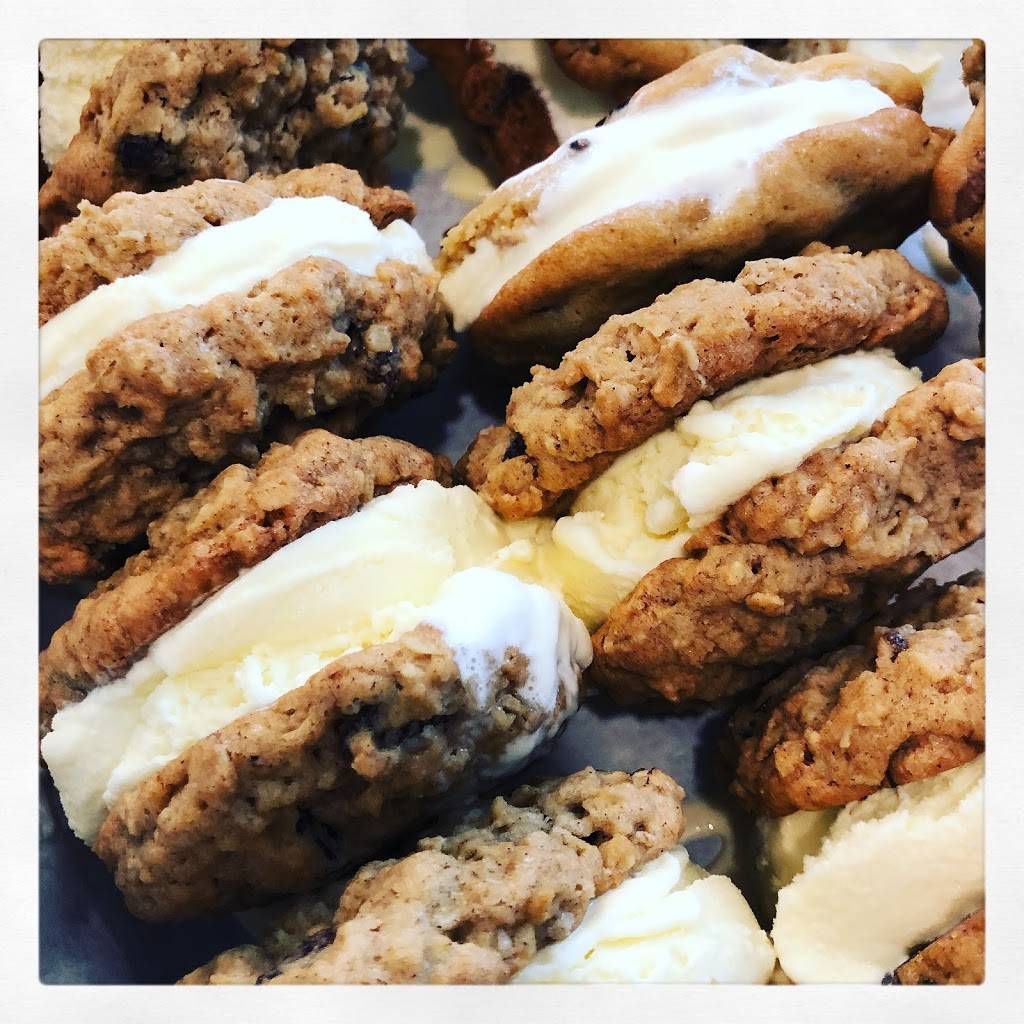 Auntie Dee Dees Homemade Vt Baked Goods | restaurant | 185 Mountain Rd, East Burke, VT 05832, USA | 8025351206 OR +1 802-535-1206