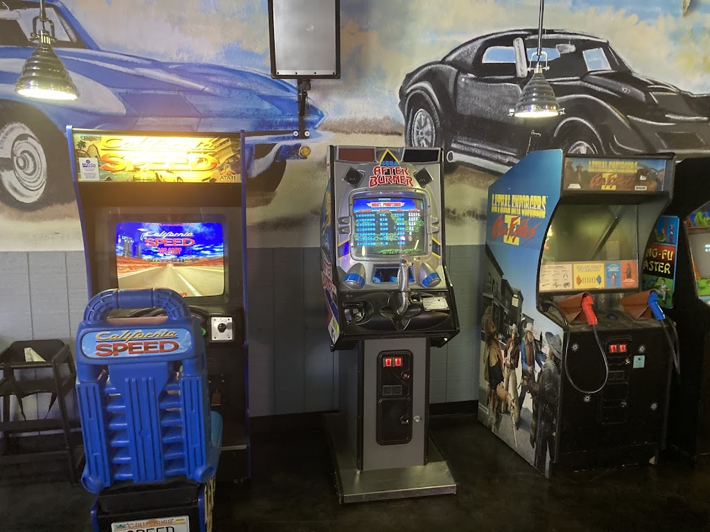 Stingrays Bar Grill & Arcade | restaurant | 3112 E State Rd 60, Valrico, FL 33594, USA | 8133249686 OR +1 813-324-9686
