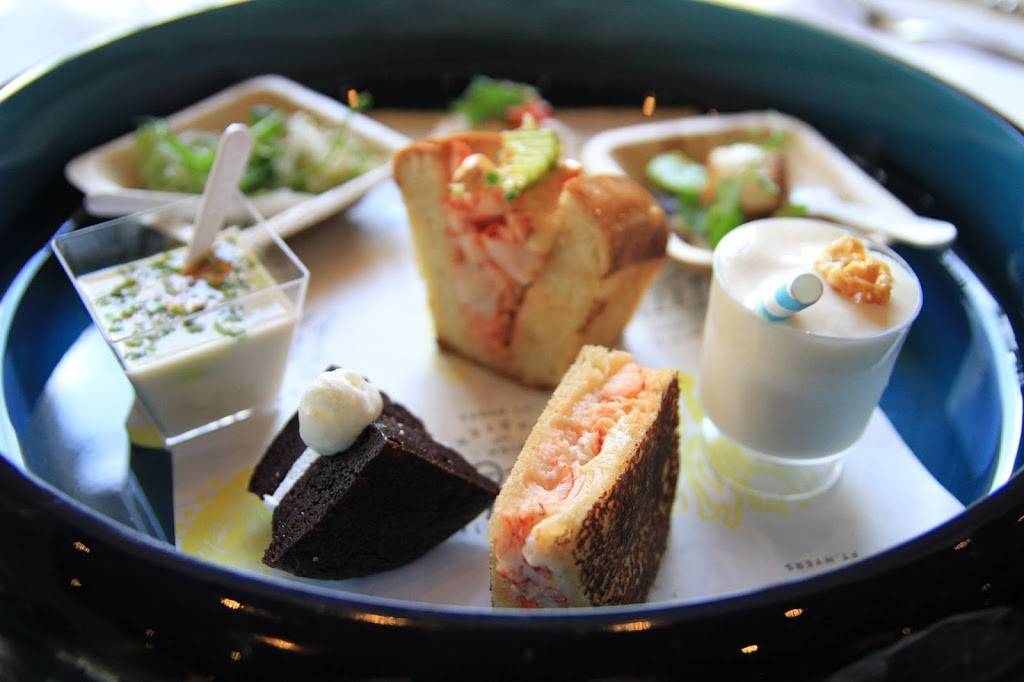 Izzys Fish & Oyster | restaurant | 2282 First St, Fort Myers, FL 33901, USA | 2393374999 OR +1 239-337-4999