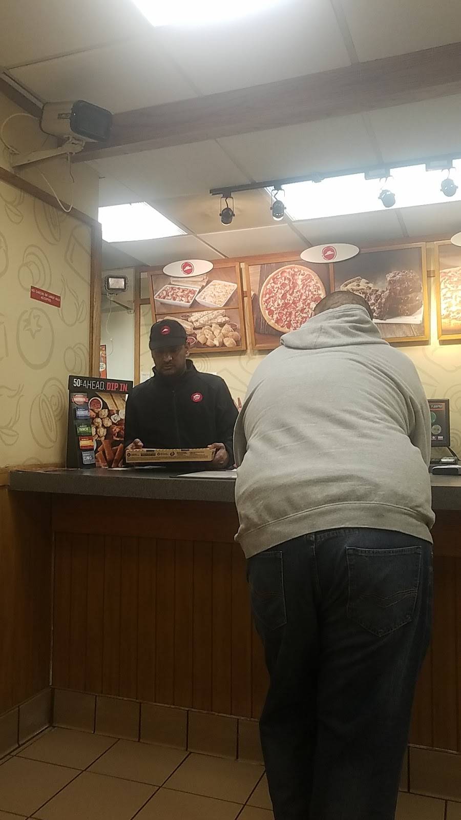 Pizza Hut | restaurant | 4811 Columbia Pike, Arlington, VA 22204, USA | 7038922288 OR +1 703-892-2288