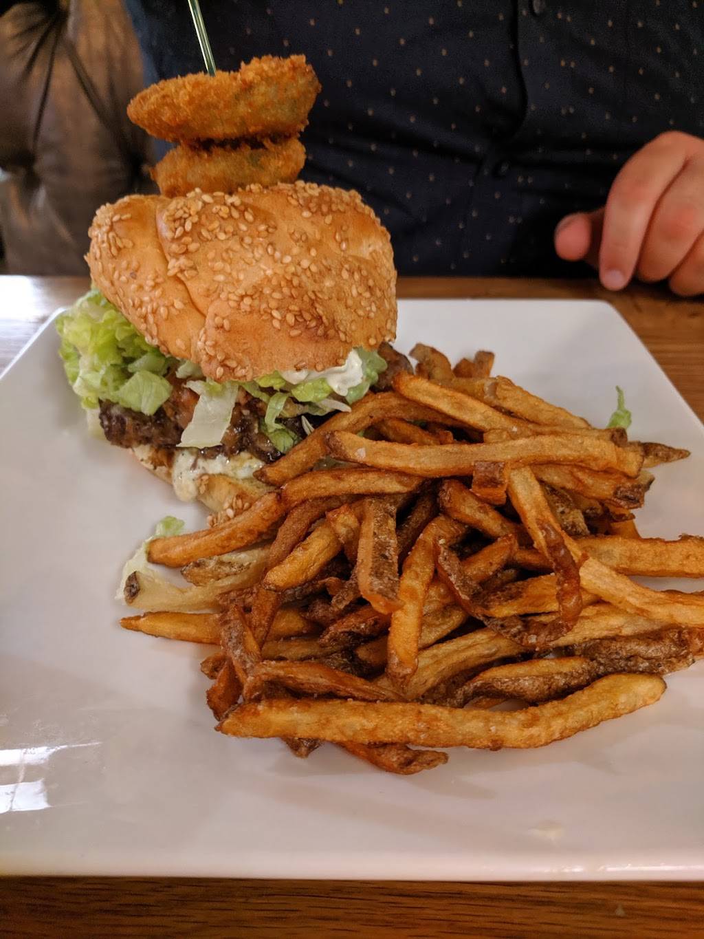 Bowmans on Bank | restaurant | 895 Bank St, Ottawa, ON K1S 3W4, Canada | 6132347674 OR +1 613-234-7674