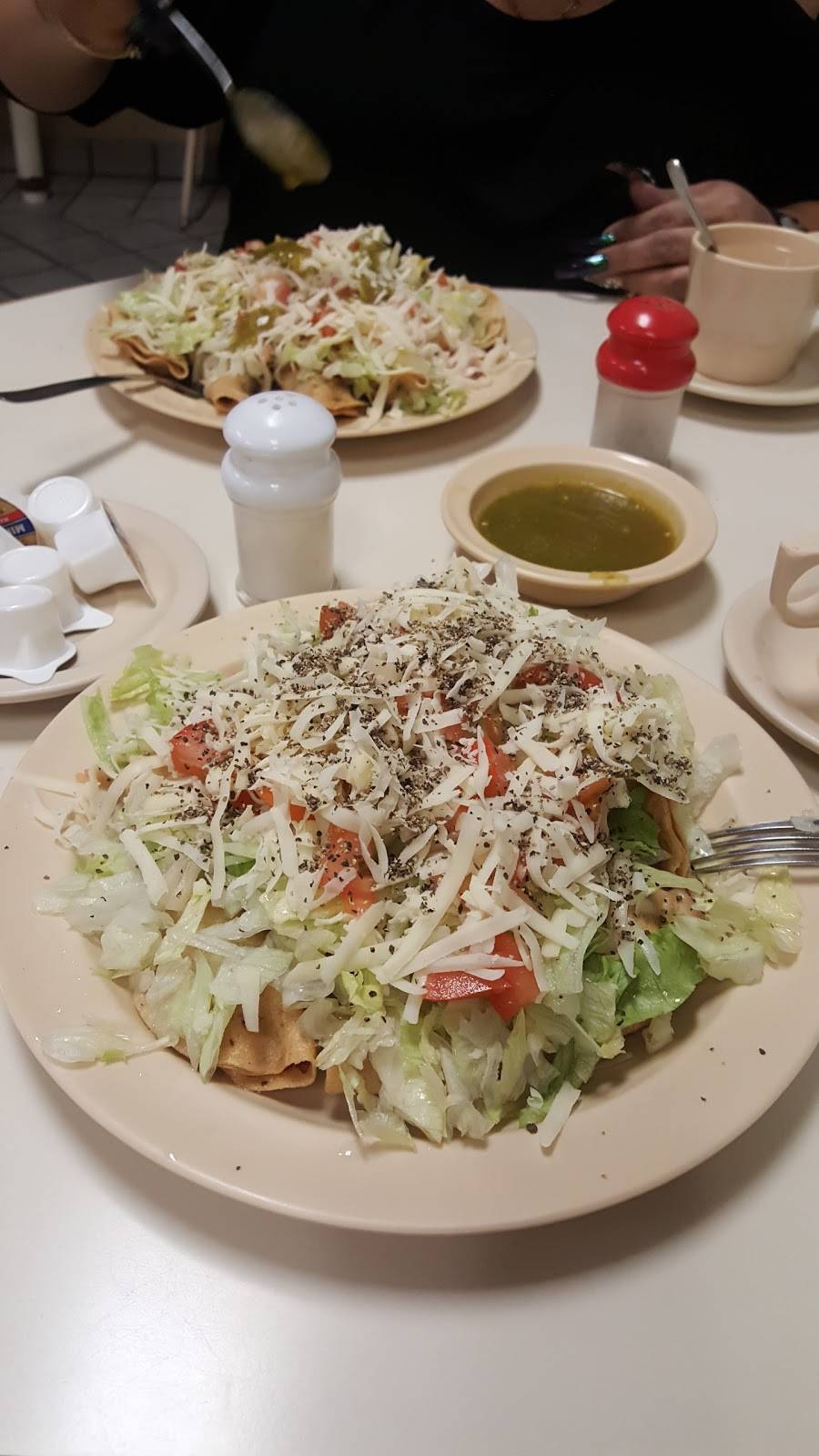 Hamburger House | restaurant | 676 N Carolina Dr, El Paso, TX 79915, USA | 9155935750 OR +1 915-593-5750