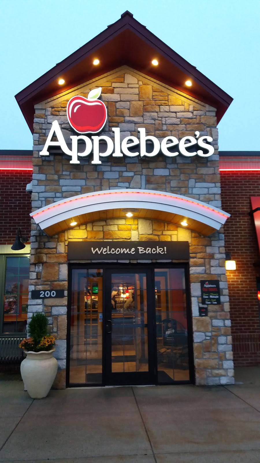 Applebees Grill + Bar | restaurant | 200 Running Hill Rd, South Portland, ME 04106, USA | 2078799155 OR +1 207-879-9155