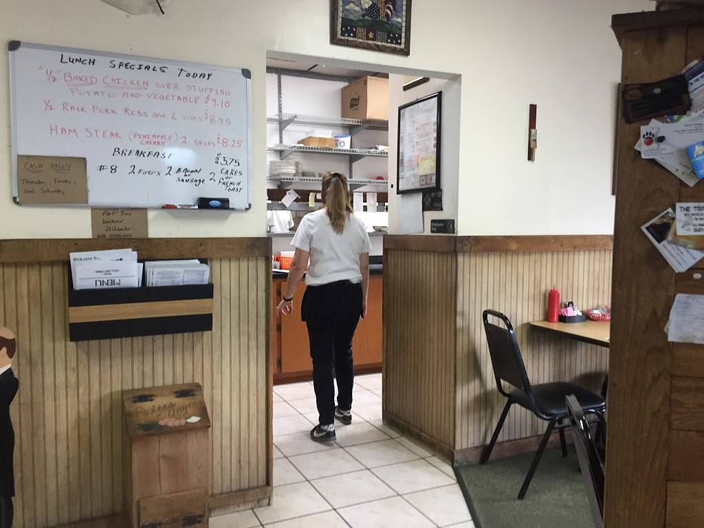 Cals Place | restaurant | 11007 SE 66th Terrace, Belleview, FL 34420, USA | 3523477909 OR +1 352-347-7909