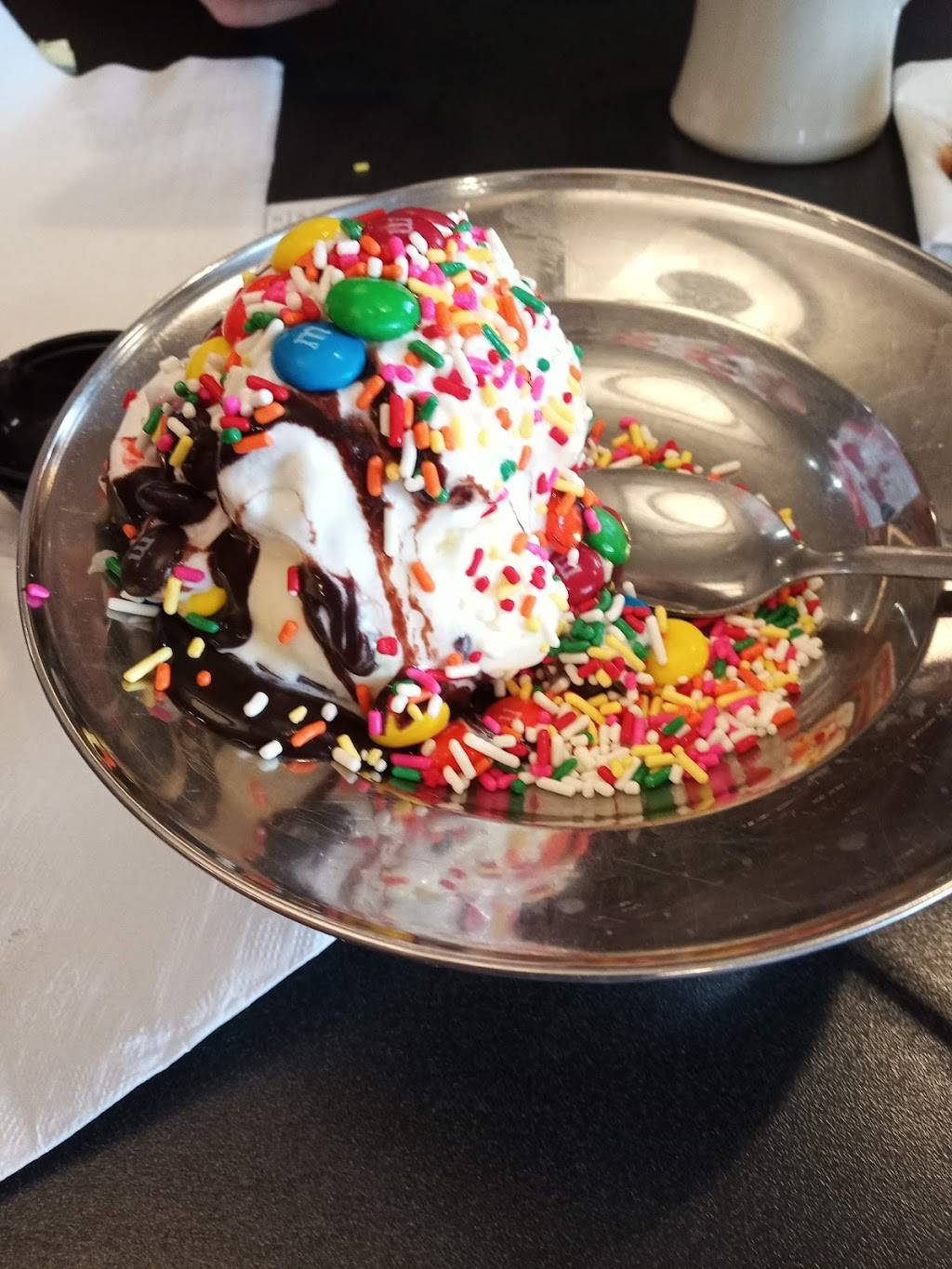 Friendlys | restaurant | 1021 Main St, South Weymouth, MA 02190, USA | 7813378877 OR +1 781-337-8877