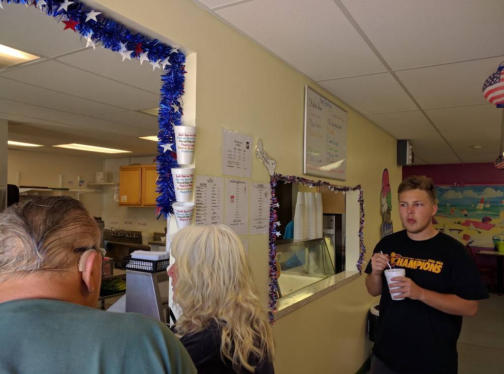 Ikes Ice Cream Shack | restaurant | 119 W Lake St, Crystal, MI 48818, USA | 9895844321 OR +1 989-584-4321