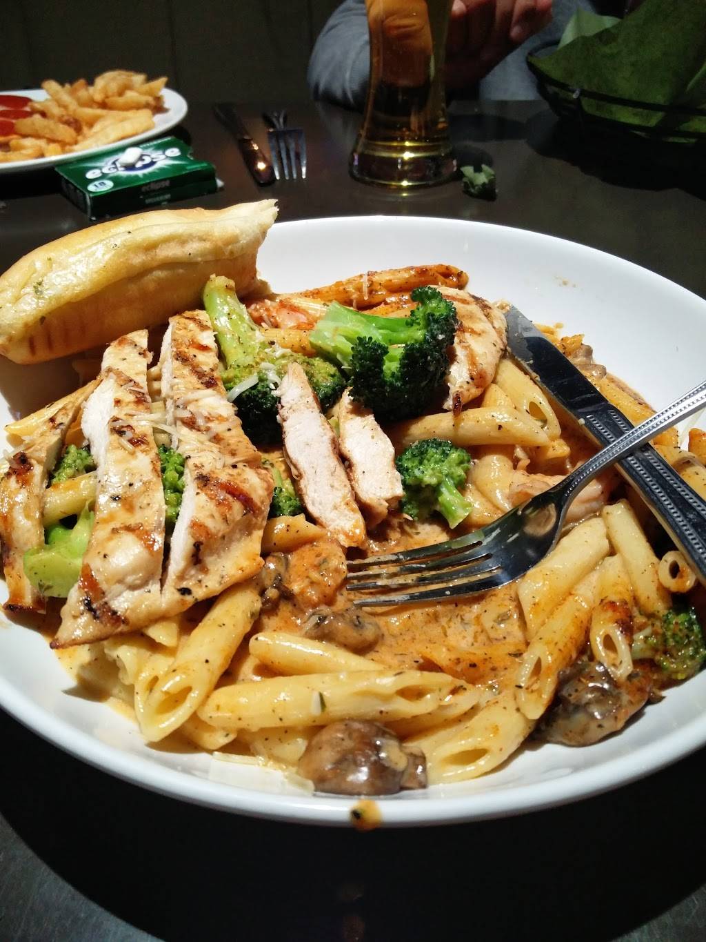 Bombshells | restaurant | 7501 N Stemmons Fwy, Dallas, TX 75247, USA | 2142672662 OR +1 214-267-2662