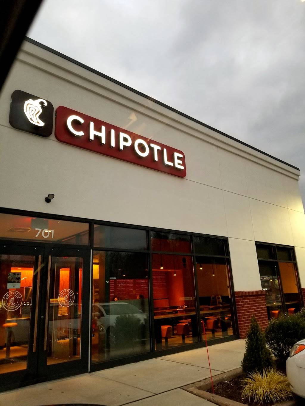 Chipotle Mexican Grill | restaurant | 701 Bridgeport Ave, Shelton, CT 06484, USA | 2032252766 OR +1 203-225-2766