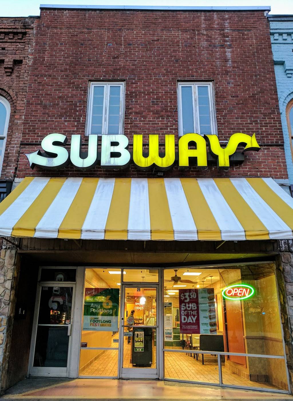 Subway Restaurants | restaurant | 25 Market Square, Knoxville, TN 37902, USA | 8655249446 OR +1 865-524-9446