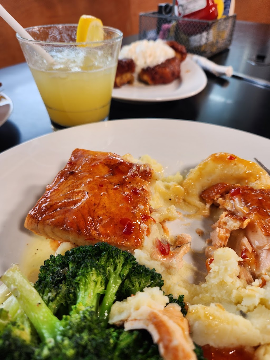 11 Circuit Restaurant and Bar | restaurant | 11 Circuit Ave, Oak Bluffs, MA 02557, USA | 5086879283 OR +1 508-687-9283