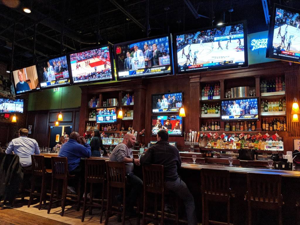 Hickory Tavern | restaurant | 9010 Harris Corners Pkwy, Charlotte, NC 28269, USA | 7049214466 OR +1 704-921-4466