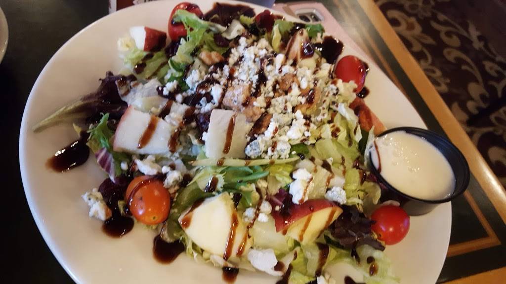 Chelos Hometown Bar & Grille | restaurant | 2225 Post Rd, Warwick, RI 02886, USA | 4017377299 OR +1 401-737-7299