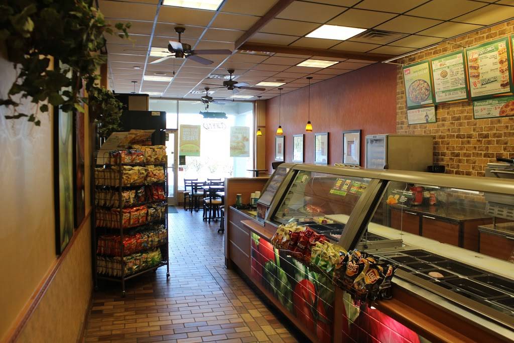 Subway | restaurant | 822 N Madison Blvd, Roxboro, NC 27573, USA | 3363225300 OR +1 336-322-5300