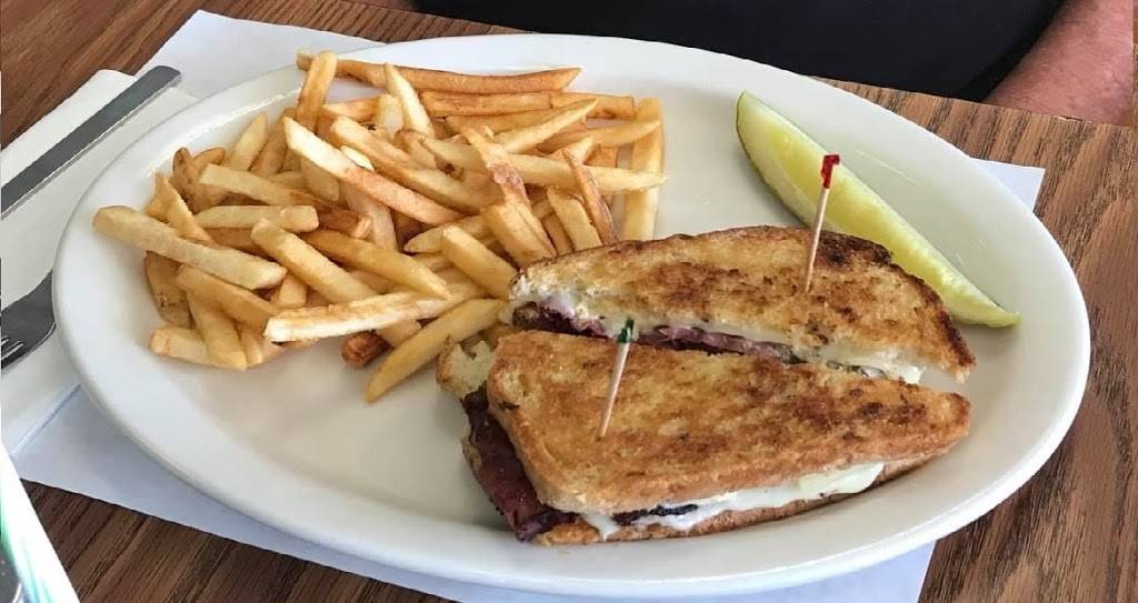 Geronimos Grill Tavares | restaurant | 359 E Burleigh Blvd, Tavares, FL 32778, USA | 3527427432 OR +1 352-742-7432