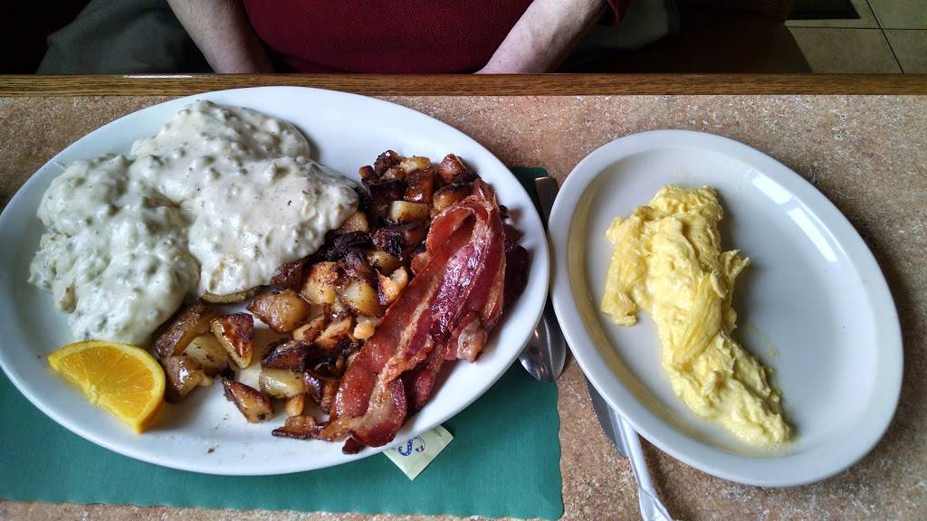 The Farmers Kitchen | restaurant | 444 NH-11, Farmington, NH 03835, USA | 6037559900 OR +1 603-755-9900