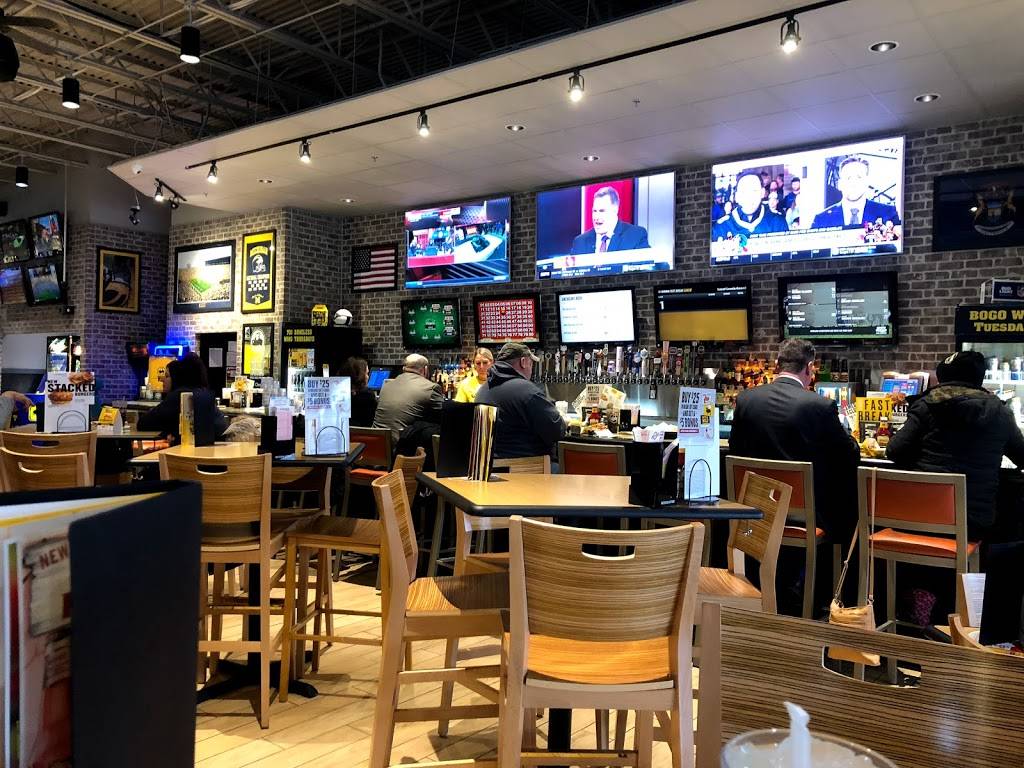 Buffalo Wild Wings | meal takeaway | 48 Market St, Mt Clemens, MI 48043, USA | 5864690725 OR +1 586-469-0725