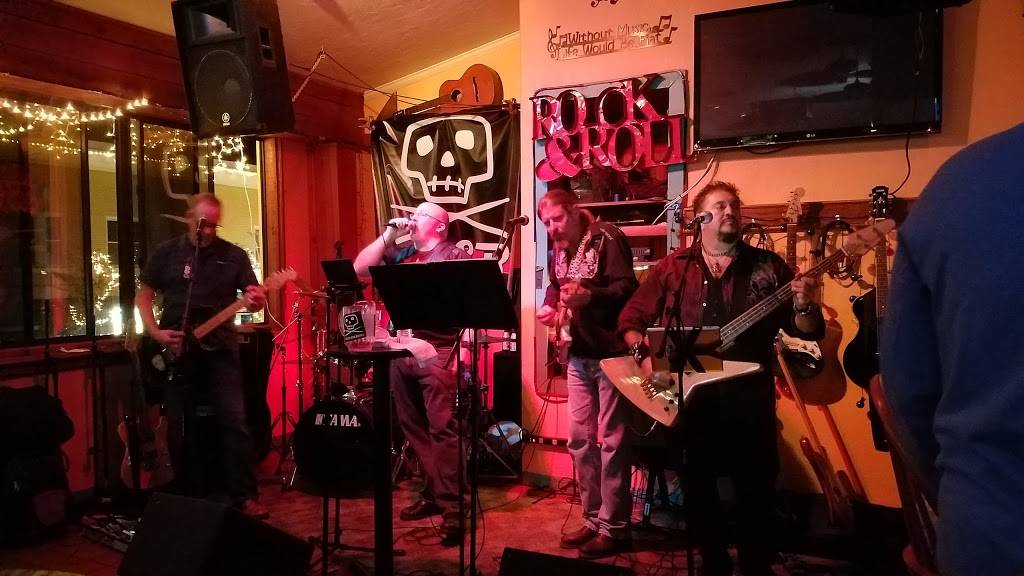 The Lost Parrot | restaurant | 100 E 4th Ave, Mt Dora, FL 32757, USA | 3527292685 OR +1 352-729-2685