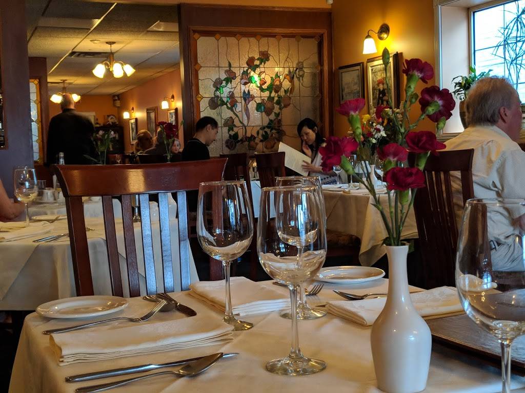 Le Montmartre | restaurant | 911 Sheppard Ave W, Toronto, ON M3H 2T7, Canada | 4166303804 OR +1 416-630-3804