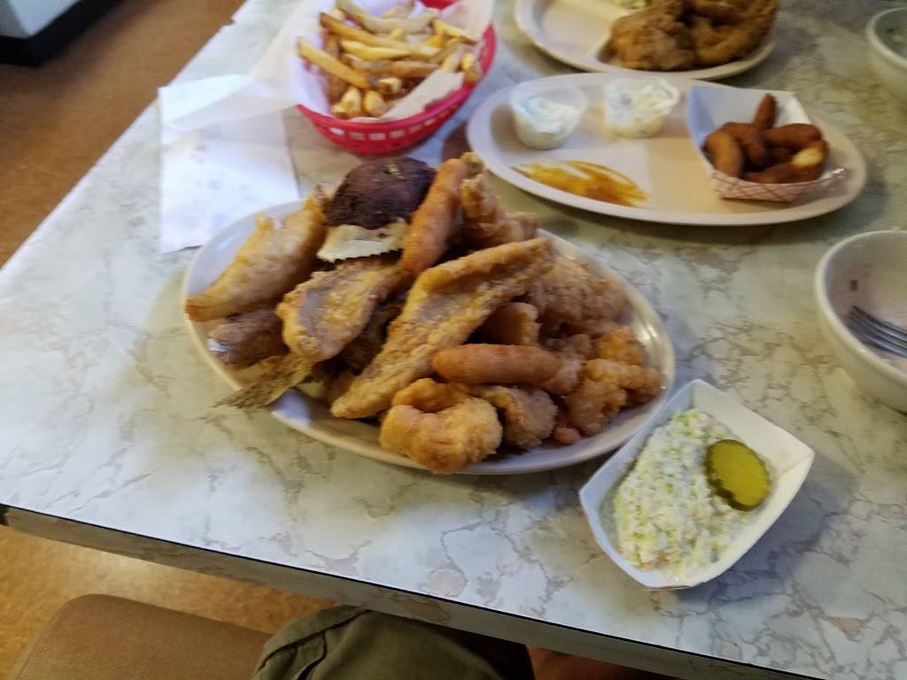 Twin Tops Fish Camp | restaurant | 4574 S New Hope Rd, Gastonia, NC 28056, USA | 7048252490 OR +1 704-825-2490