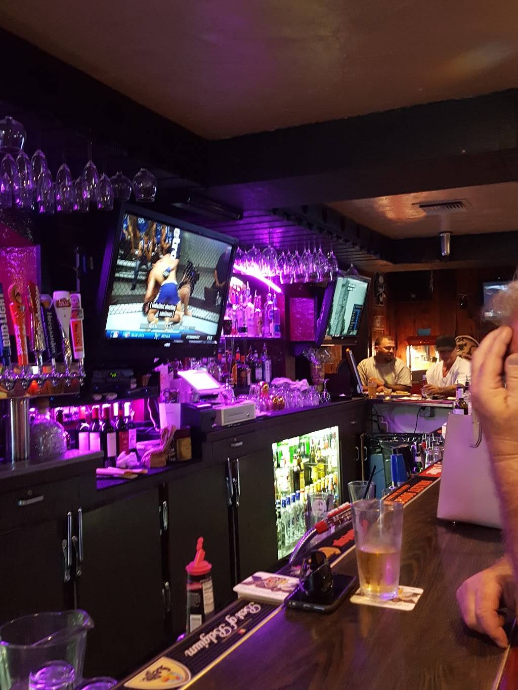 Bergies | restaurant | 16404 Delone St, Canyon Country, CA 91387, USA | 6612513133 OR +1 661-251-3133