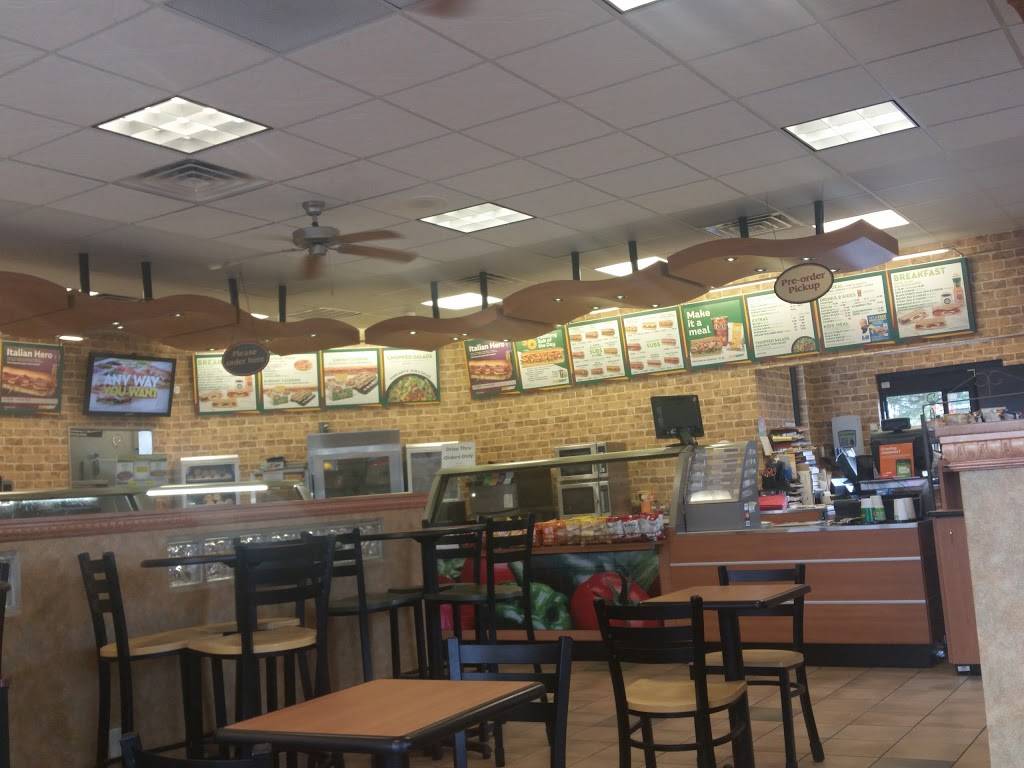 Subway | restaurant | 601 Lakeshore Dr, Weyauwega, WI 54983, USA | 9208672488 OR +1 920-867-2488