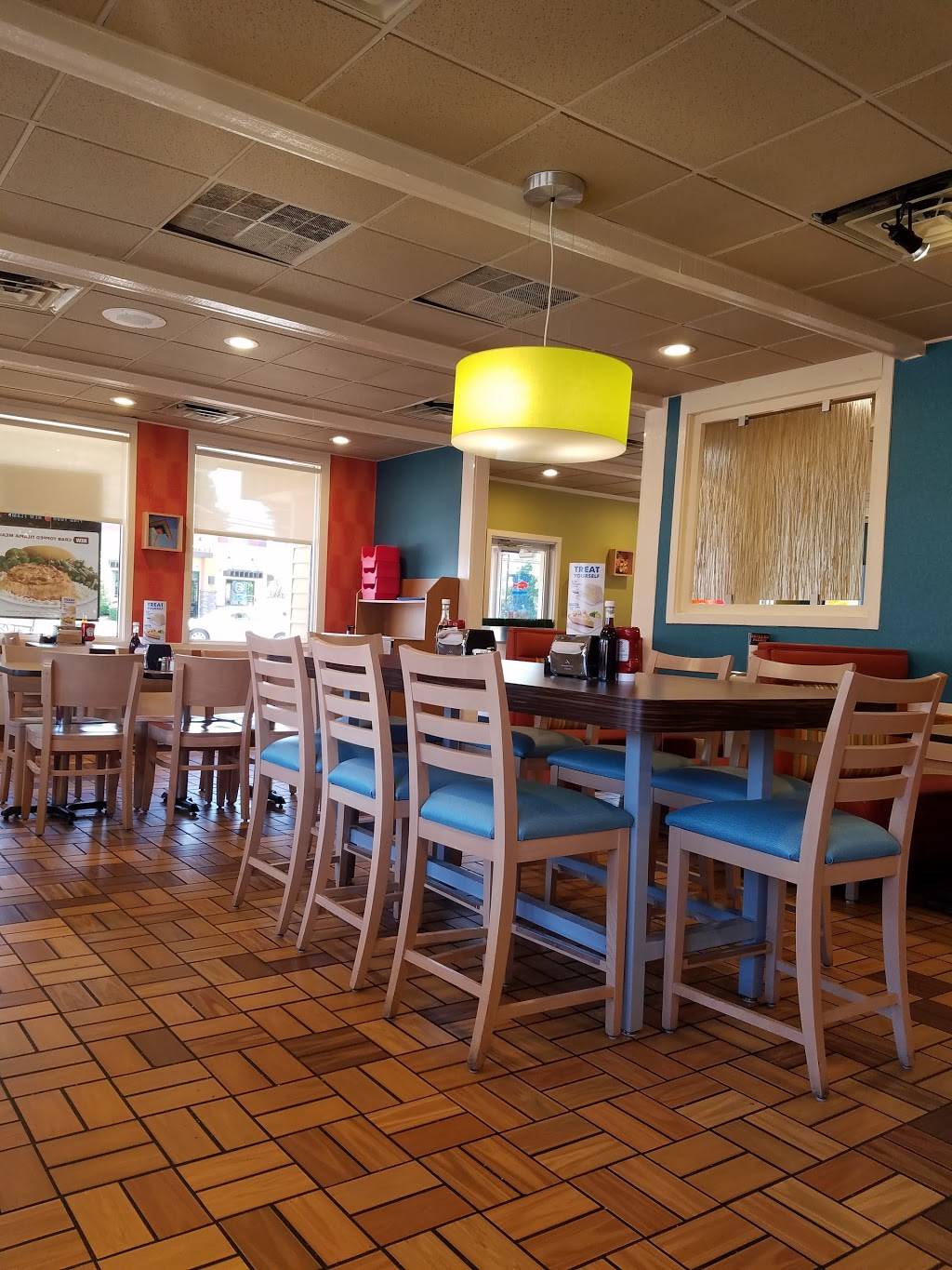 Captain Ds | restaurant | 3623 N Sharon Amity Rd, Charlotte, NC 28205, USA | 7045357310 OR +1 704-535-7310