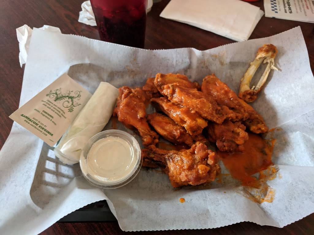 Joes Famous Wings & Wieners | restaurant | 1802, 56 W Main St, Leola, PA 17540, USA | 7175560676 OR +1 717-556-0676