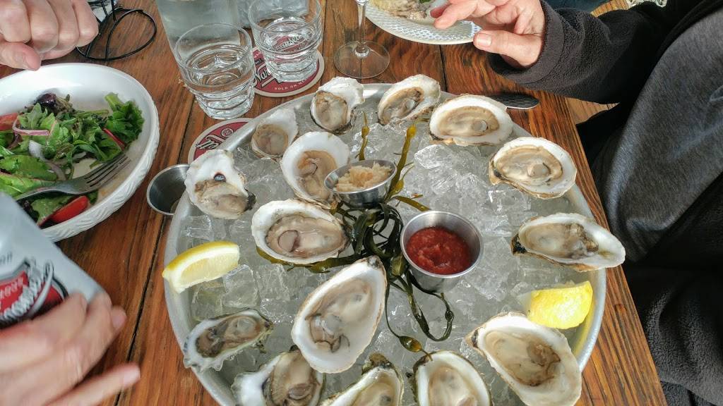 Shuck Station Raw Bar | restaurant | 68 Main St, Newcastle, ME 04553, USA | 2076820129 OR +1 207-682-0129