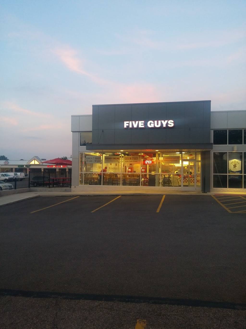 Five Guys | meal takeaway | 15171 Pearl Rd, Strongsville, OH 44136, USA | 4402689968 OR +1 440-268-9968