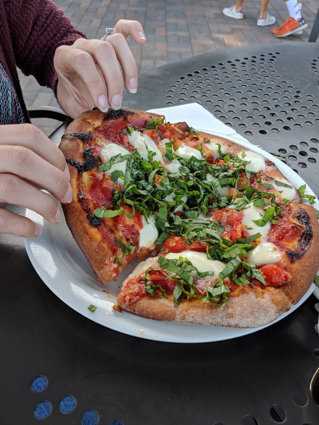 Ginas Pizza | restaurant | 4533 Campus Dr, Irvine, CA 92612, USA | 9497251144 OR +1 949-725-1144