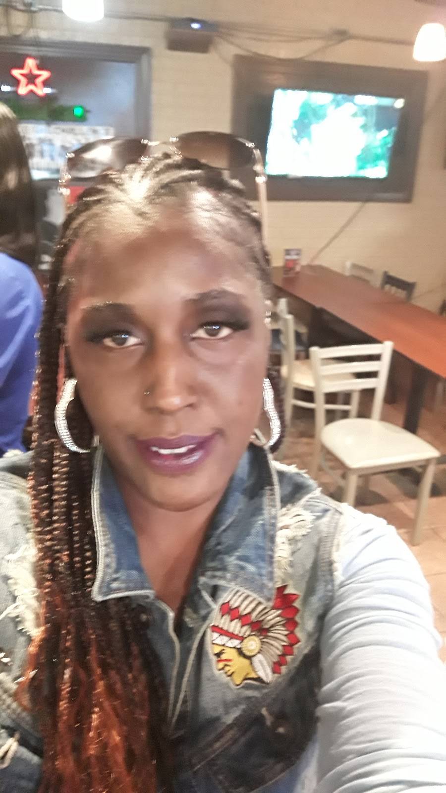 Double Deuce Sports Bar & Grill | restaurant | 2529 W Broadway, Louisville, KY 40211, USA | 5023985308 OR +1 502-398-5308