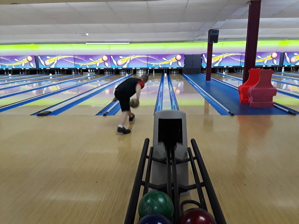 Ozark Lanes Cafe | restaurant | 2300 N College Ave B, Fayetteville, AR 72703, USA | 4794423511 OR +1 479-442-3511