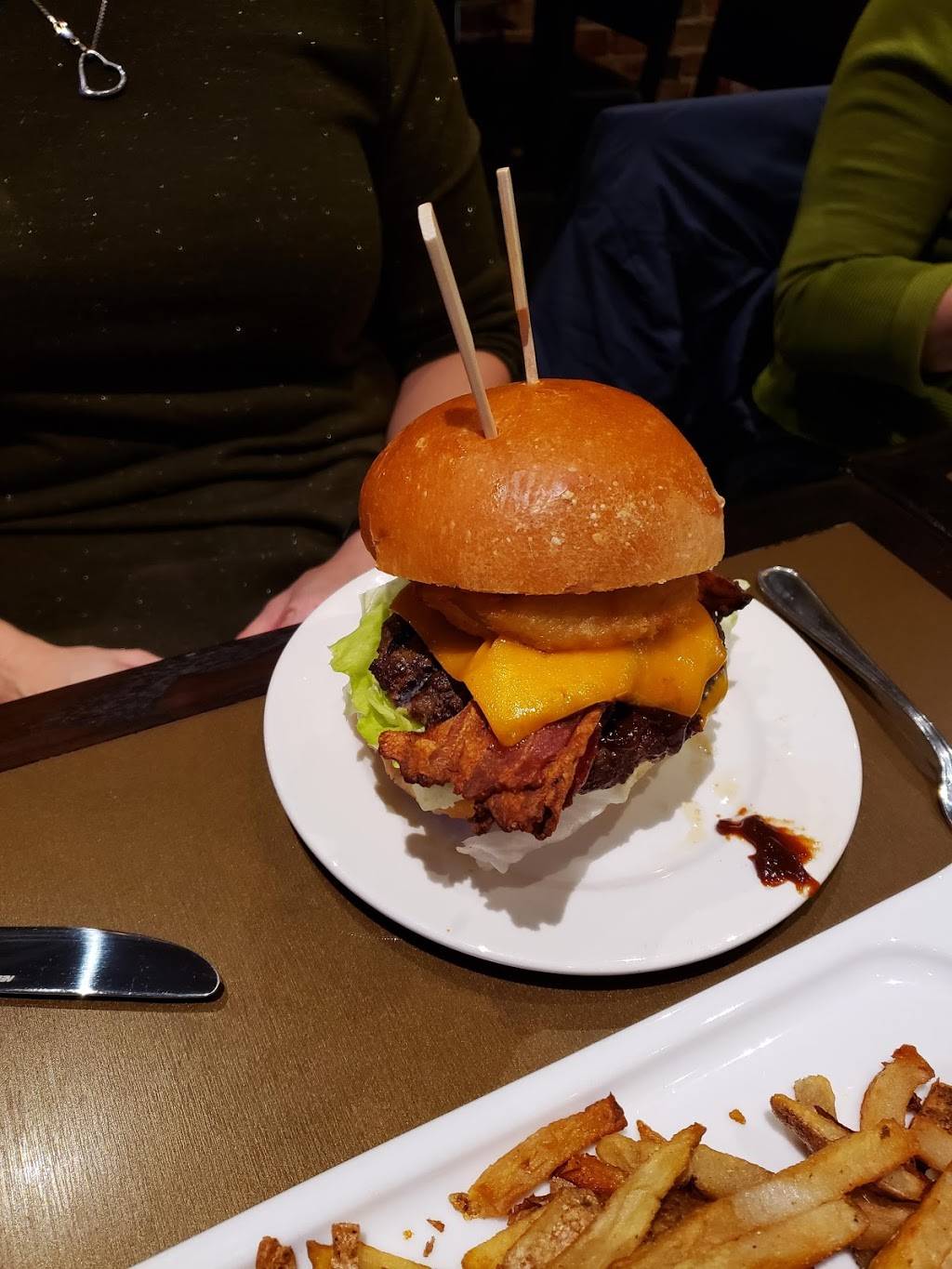 The Crooked Cue | restaurant | 75 Lakeshore Rd E, Mississauga, ON L5G 1C9, Canada | 9052717665 OR +1 905-271-7665